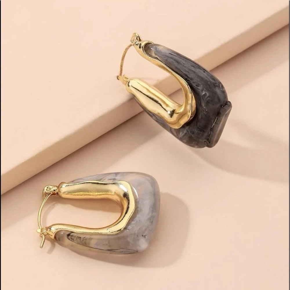 U-Shaped Hoop Earrings (gray)